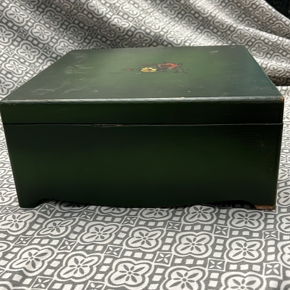 Vintage jewelry/memory box forest green with flowers painted on top - Picture 3 of 9
